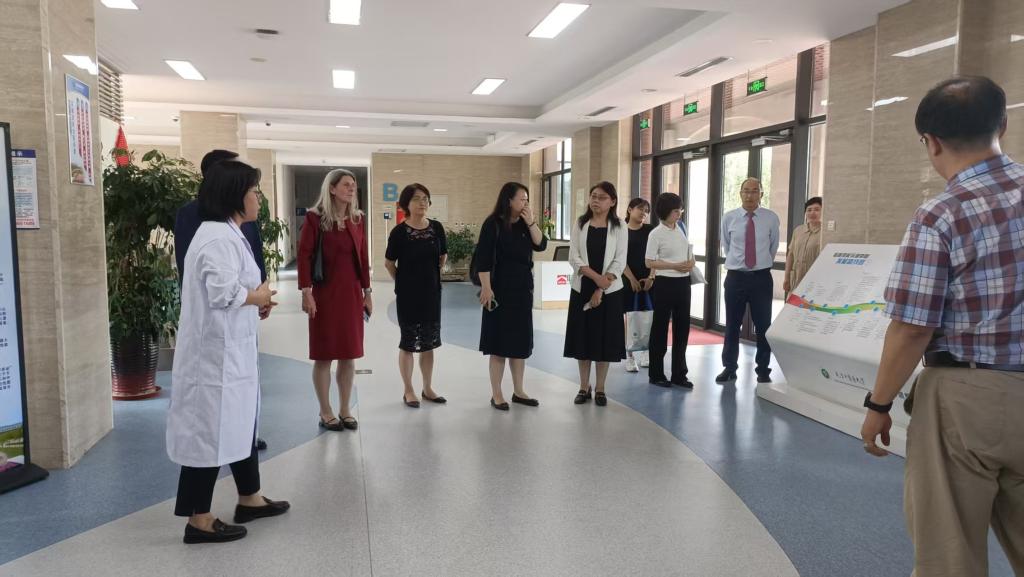 英国诺丁汉大学一行参观实训中心
